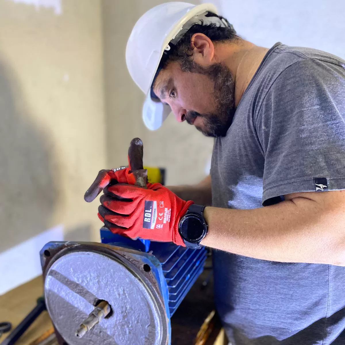 Técnico reparando una bomba